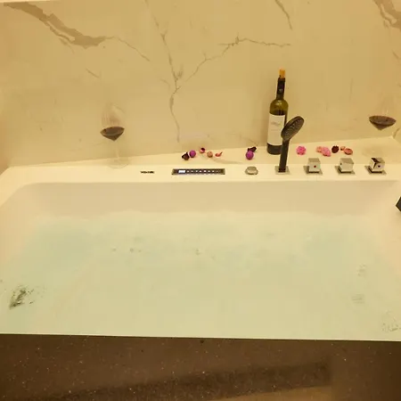 Zeos Finest Jacuzzi Apartment Athens